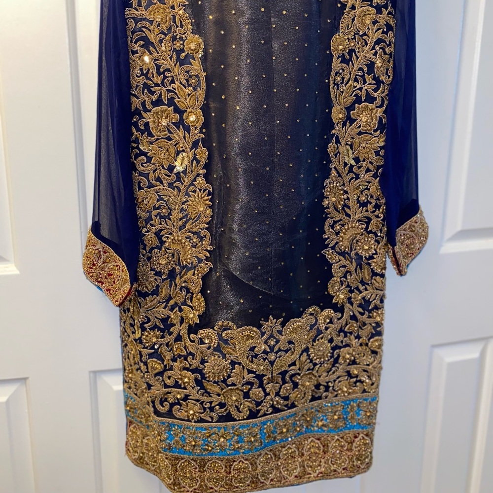 Pakistani suit - Picture 2 of 9